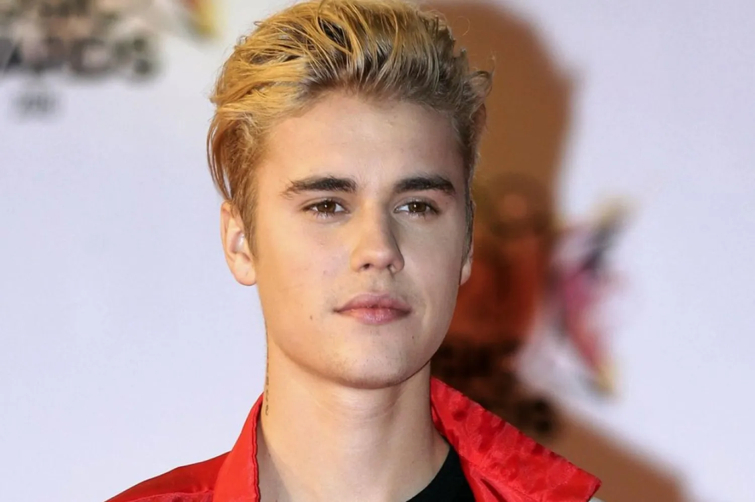 Justin Bieber daha önce uyuşturucu bağımlılığından mustarip olduğunu ve psikolojik sorunlarını çözmek için uyuşturucu maddelere yöneldiğini söylemişti (AP)