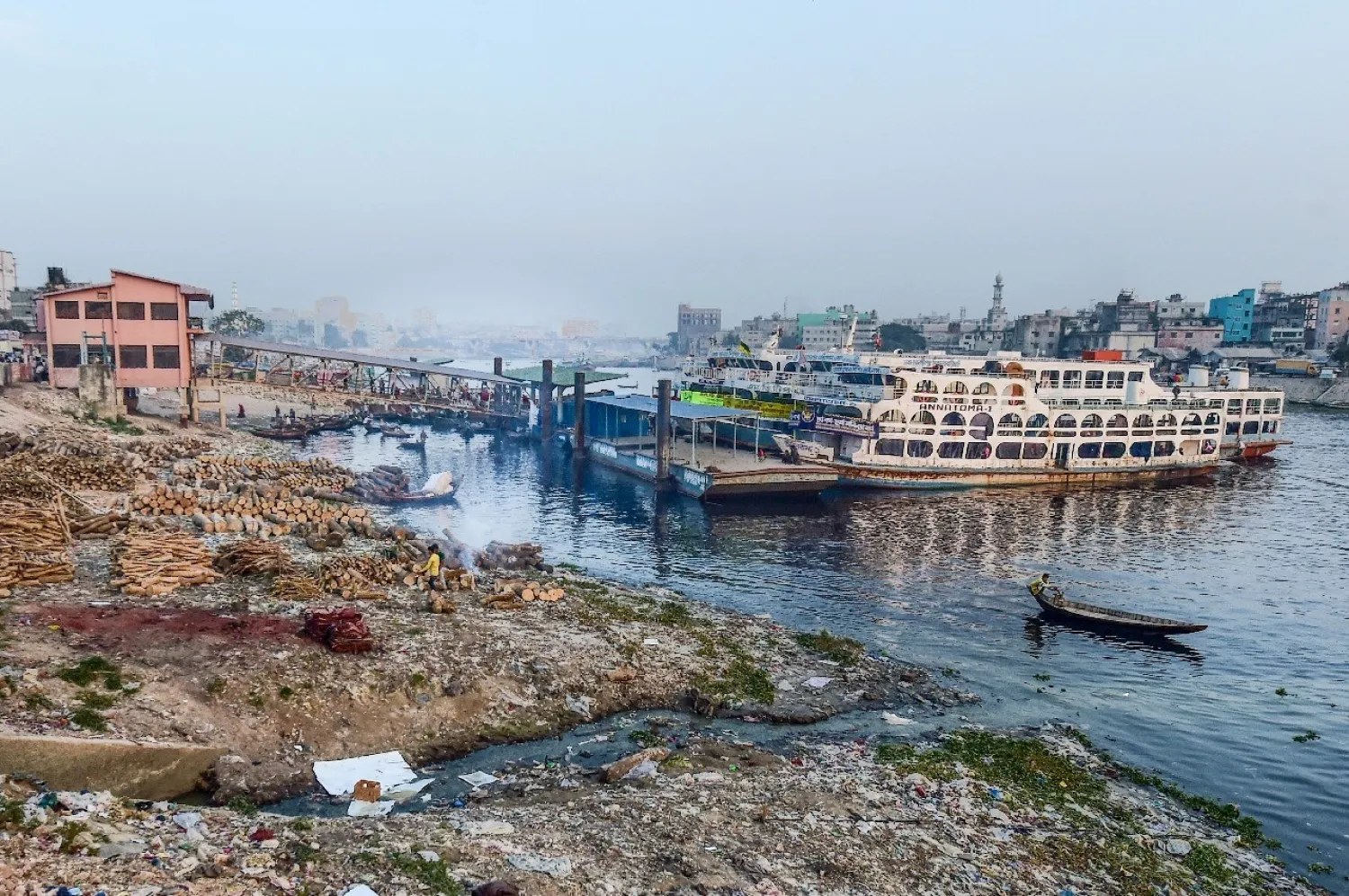 Waste water flows into the Buriganga river in Dhaka on January 21, 2020 (AFP/MUNIR UZ ZAMAN)

