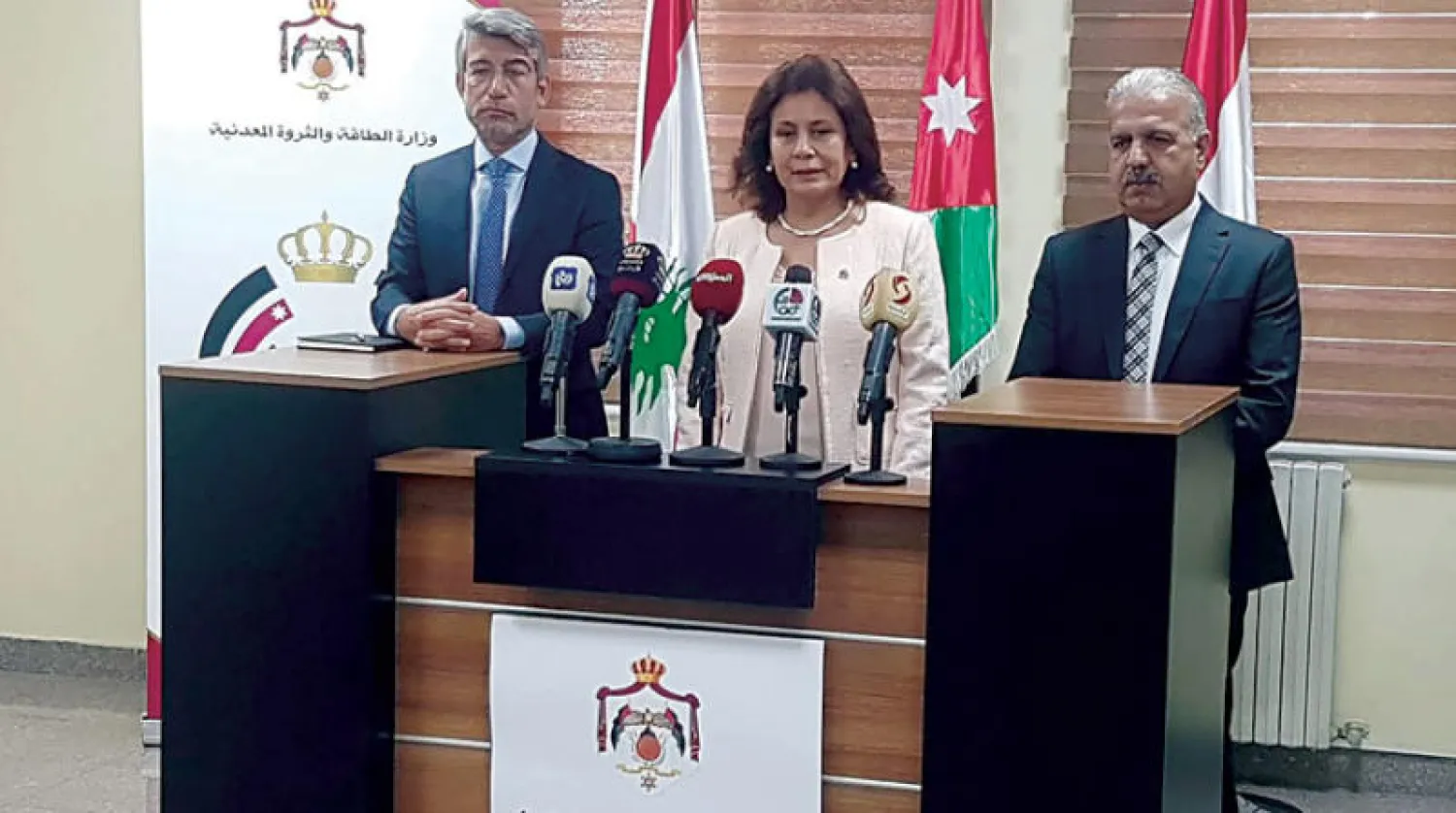 الوزراء الثلاثة يتحدثون إلى الصحافيين بعد اجتماعهم في عمان أمس (أ.ف.ب)