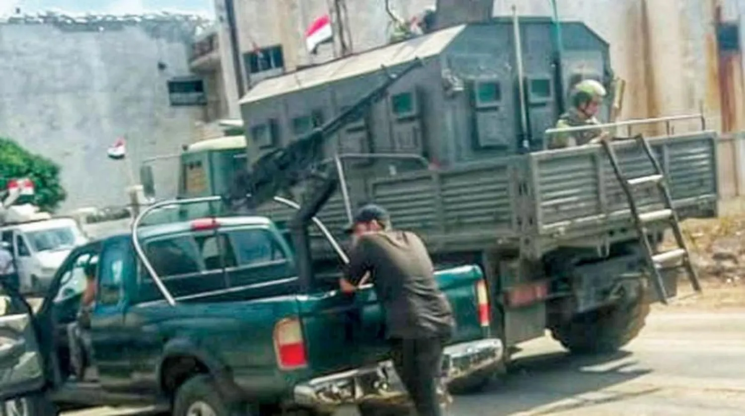 Dera'nın kuzeyindeki Casem kentindeki yerleşim merkezindeki Rus askeri polisi üyeleri (Daraa24)