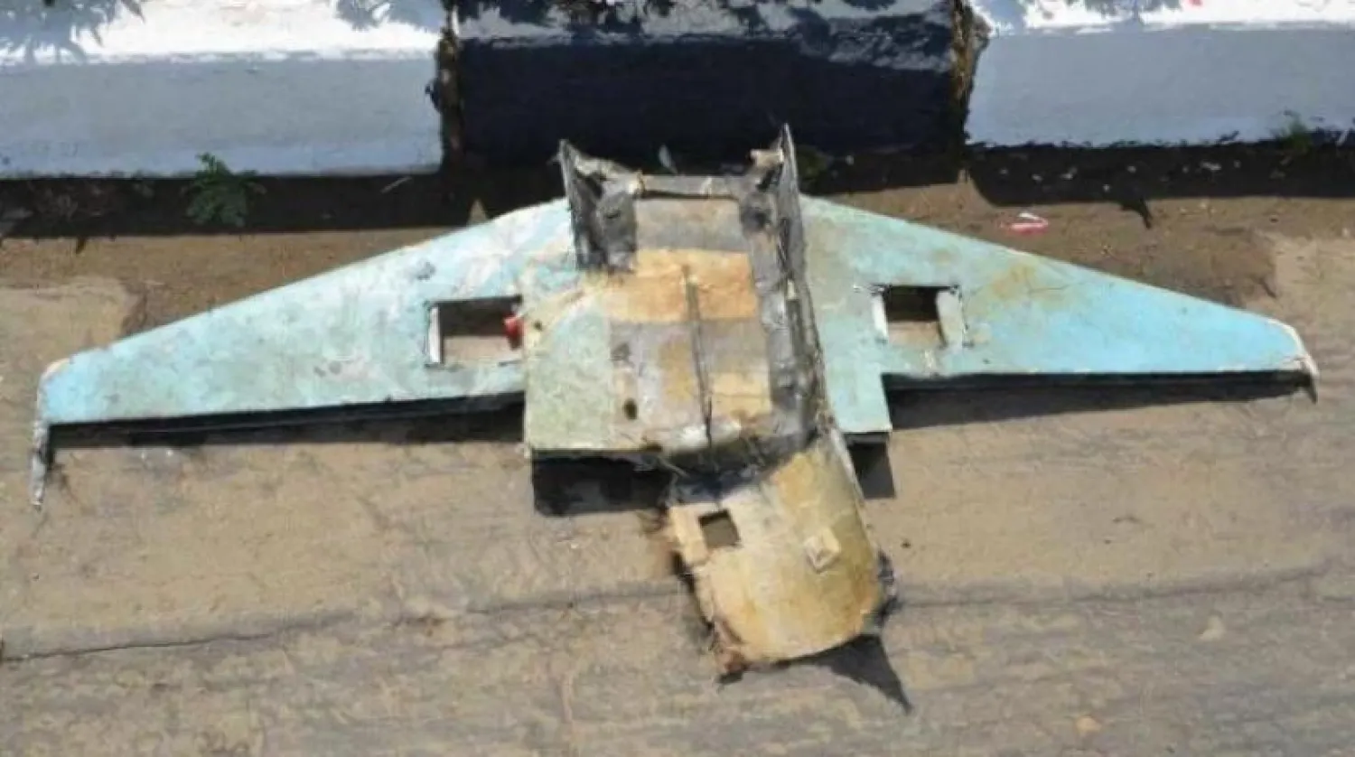 Abha Uluslararası Havaalanı’nda imha edilen SİHA’nın kalıntıları (Şarku’l Avsat-Arşiv)