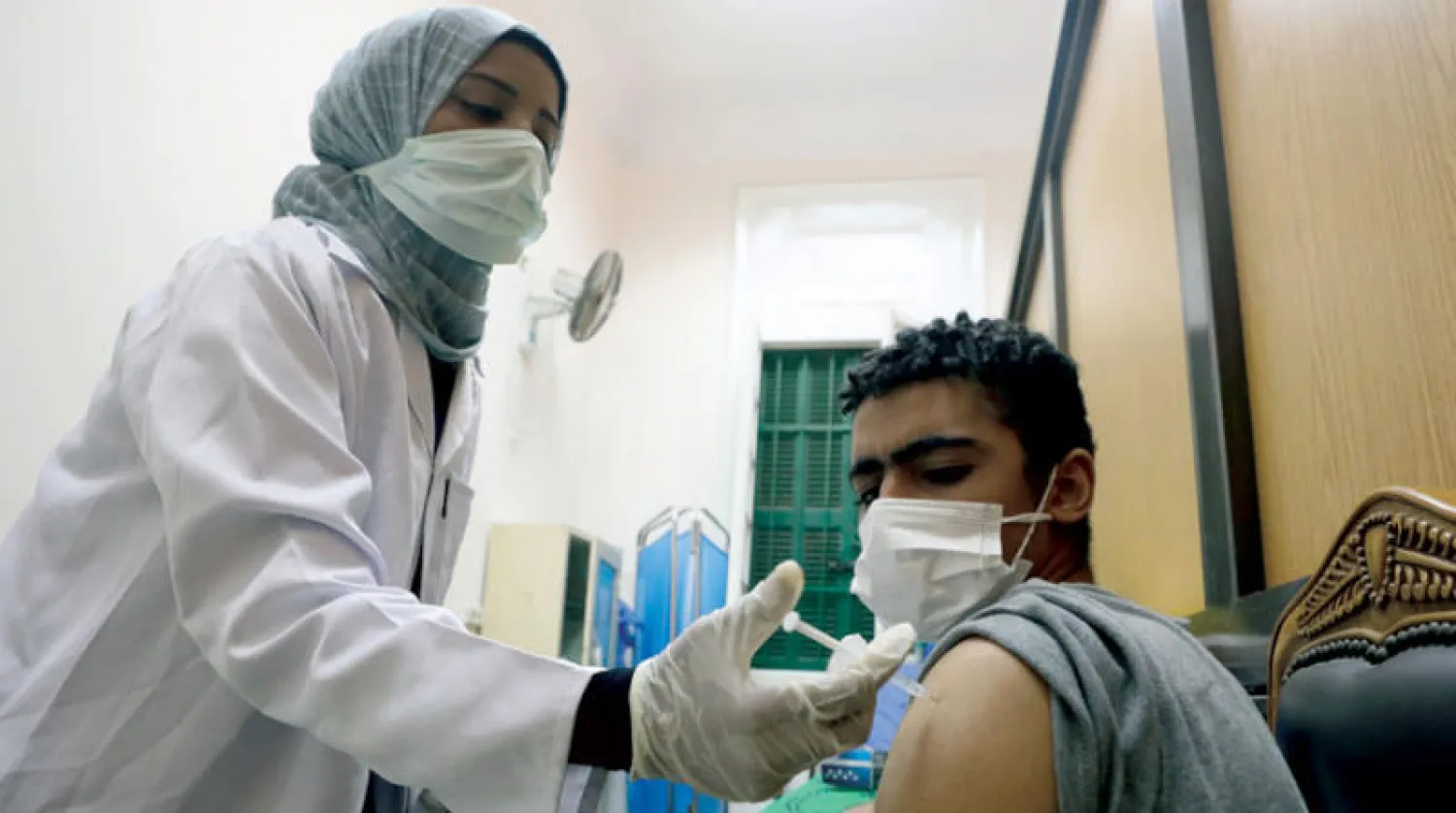 طالب يتلقى جرعة من لقاح «كورونا» في جامعة القاهرة الشهر الماضي (إ.ب.أ)