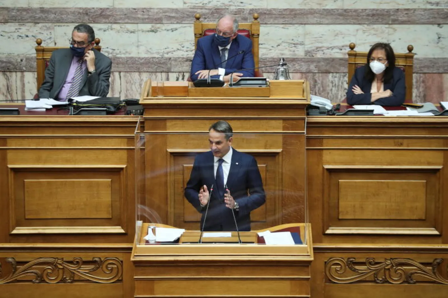 رئيس الوزراء اليوناني كيرياكوس ميتسوتاكيس يتحدث أمام النواب (رويترز)