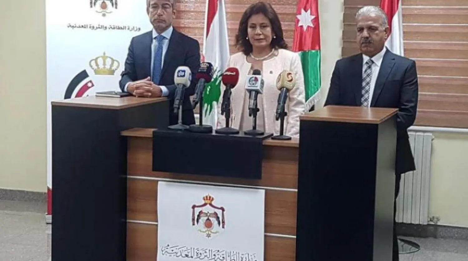 من اليسار: وزراء الطاقة اللبناني وليد فيّاض والأردنية هالة زواتي والسوري غسان الزامل (أ.ف.ب)