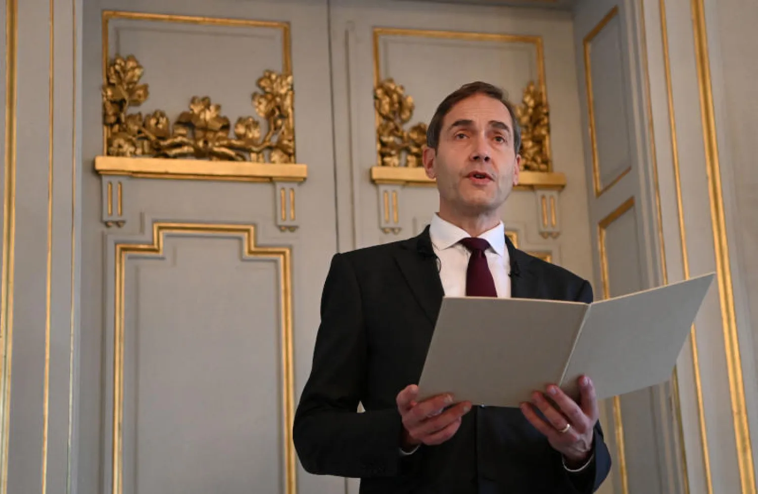 ماتس مالم من «الأكاديمية السويدية» يعلن الفائز بـ«جائزة نوبل للأدب»... (أ.ف.ب)