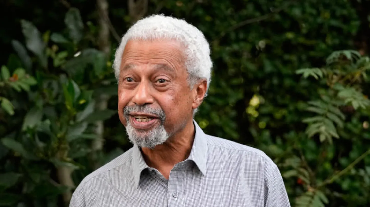 عبد الرزاق غورنا أمام منزله في كانتربري جنوب إنجلترا أمس (أ.ب)