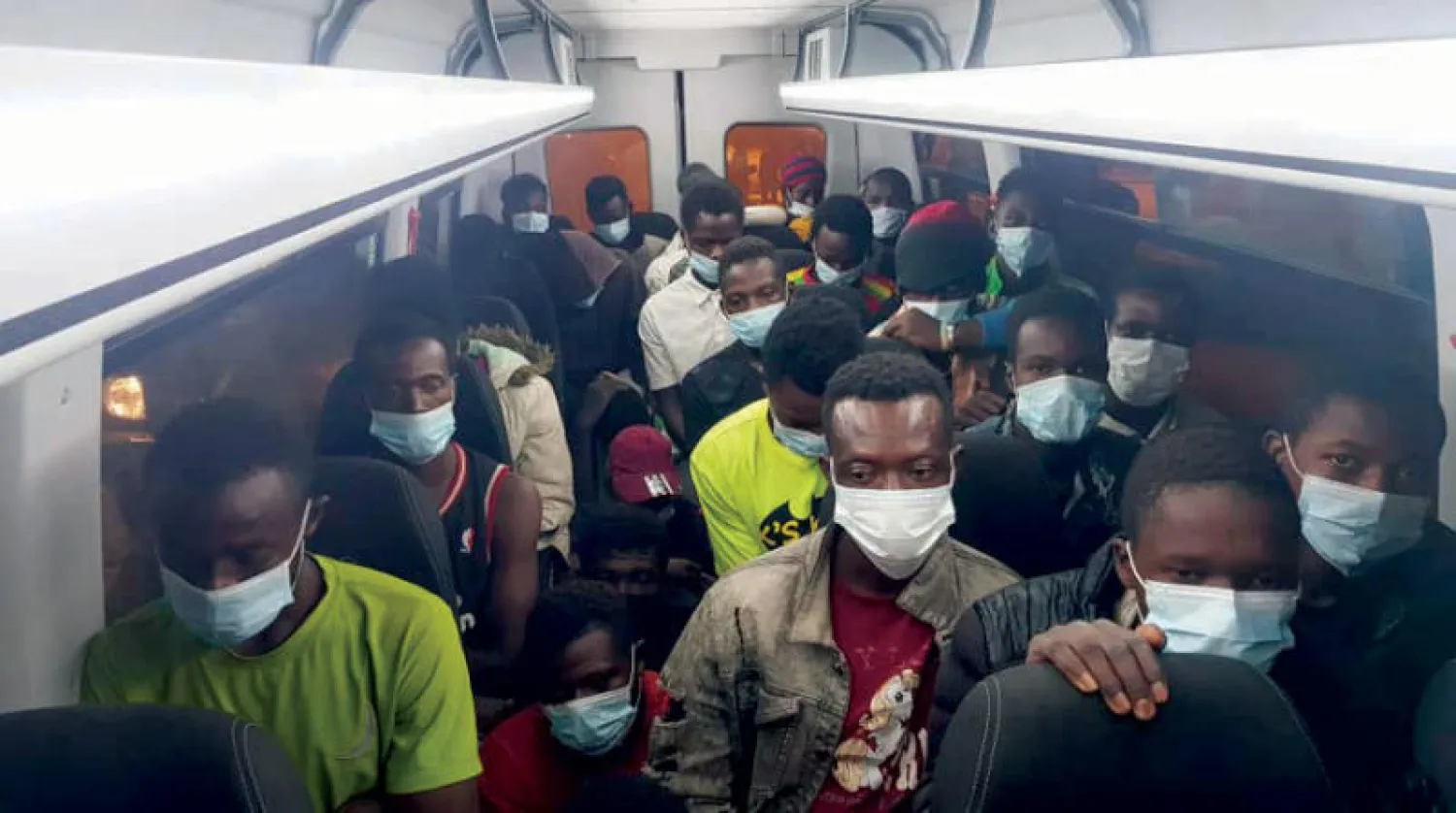 جانب من عملية نقل مهاجرين إلى مؤسسة الإصلاح والتأهيل في طرابلس (جهاز مكافحة الهجرة غير المشروعة)