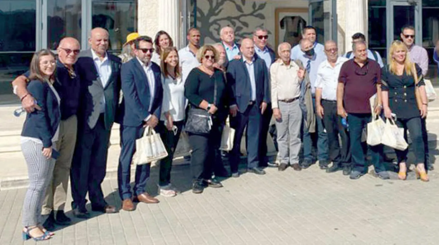 صورة جماعية لوفد حزب العمل الإسرائيلي في رام الله (الشرق الأوسط)