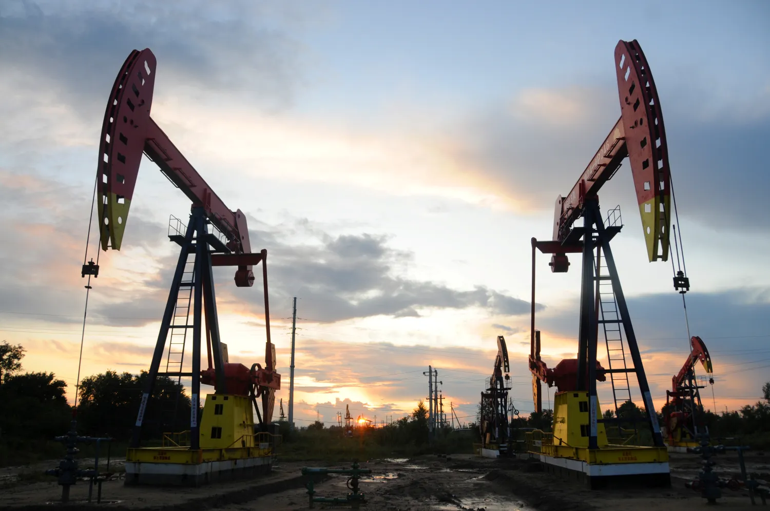 Pumpjacks are seen during sunset at the Daqing oil field in Heilongjiang province, China August 22, 2019. REUTERS/Stringer/Files
