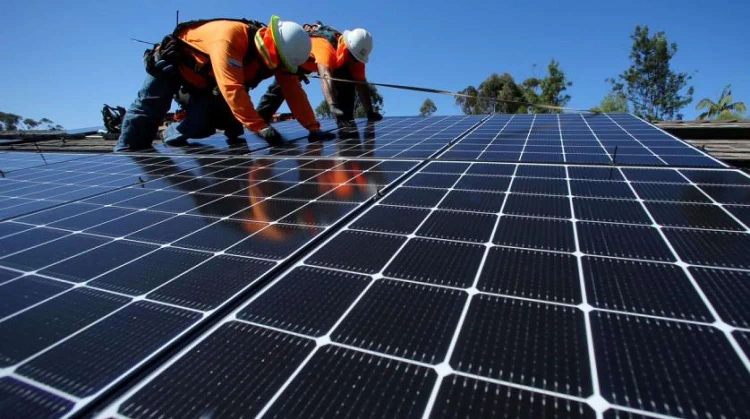 FILE: Solar installers from Baker Electric place solar panels on the roof of a residential home in Scripps Ranch, San Diego, California, US October 14, 2016. REUTERS/Mike Blake/File Photo
