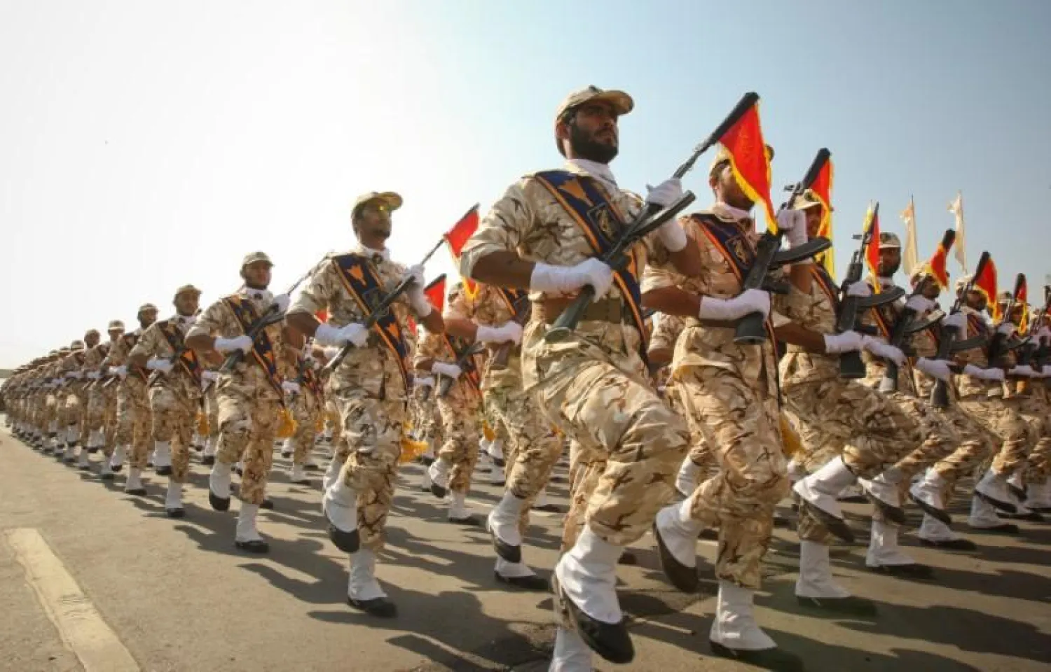 Members of the Iranian revolutionary guard march during a parade to commemorate the anniversary of the Iran-Iraq war (1980-88), in Tehran, Iran, September 22, 2011. REUTERS/Stringer/File Photo