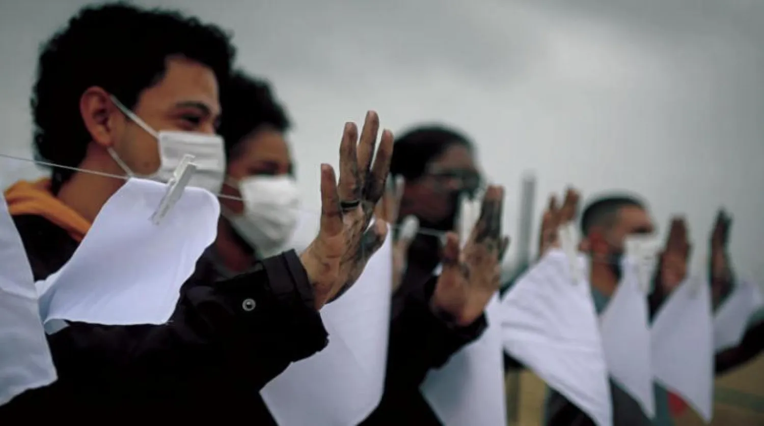 Brezilya’da koronavirüs salgını kurbanları için beyaz mendil taşıyan insanlar (DPA)