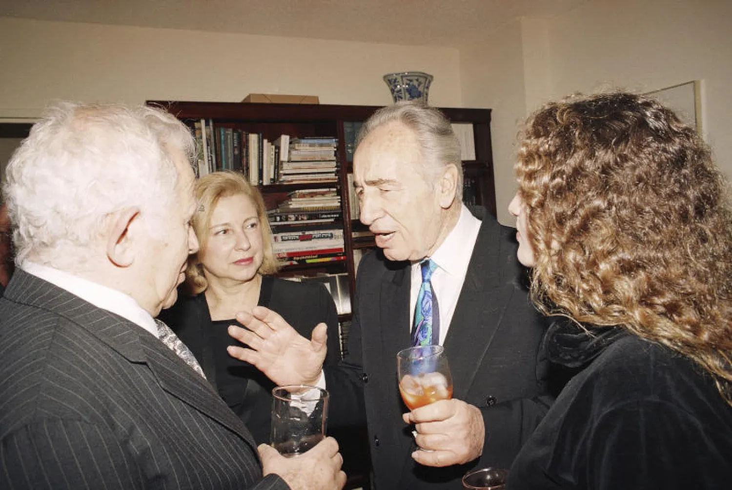 كوليت أفيتال العضوة السابقة في الكنيست (يسار) تظهر إلى جانب الرئيس الإسرائيلي الراحل شيمون بيريز (الثاني من اليمين) (أ.ب)