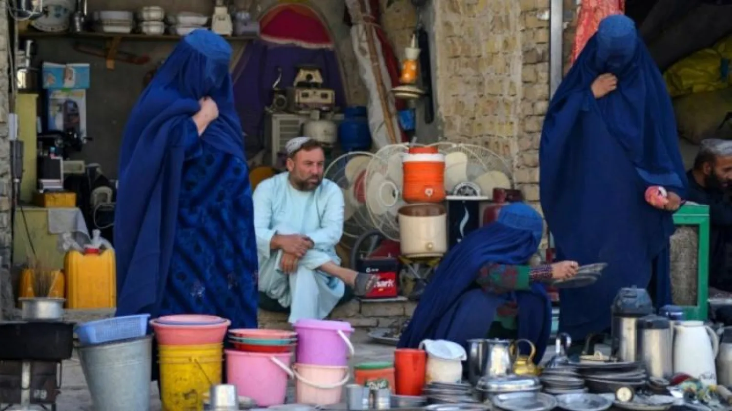 نساء يرتدين البرقع في متجر لبيع الأغراض المستعملة في قندهار (أرشيف - أ.ف.ب)