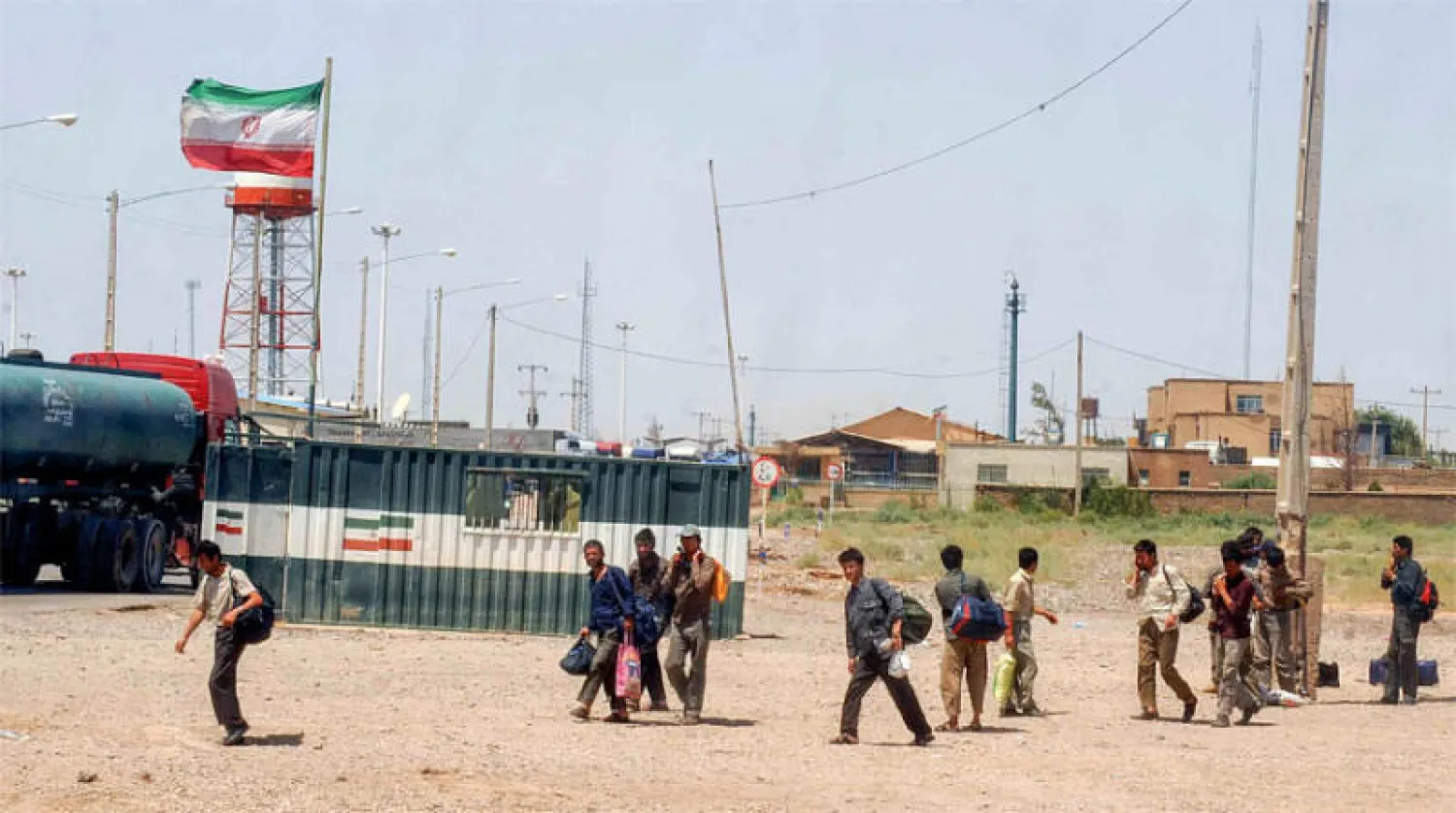 آلاف الأفغان يتدفقون على الحدود الإيرانية