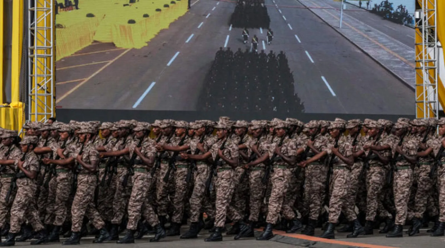 عرض عسكري لقوات الدفاع الإثيوبية خلال حفل تنصيب الحكومة الجديدة الاثنين (أ.ف.ب)