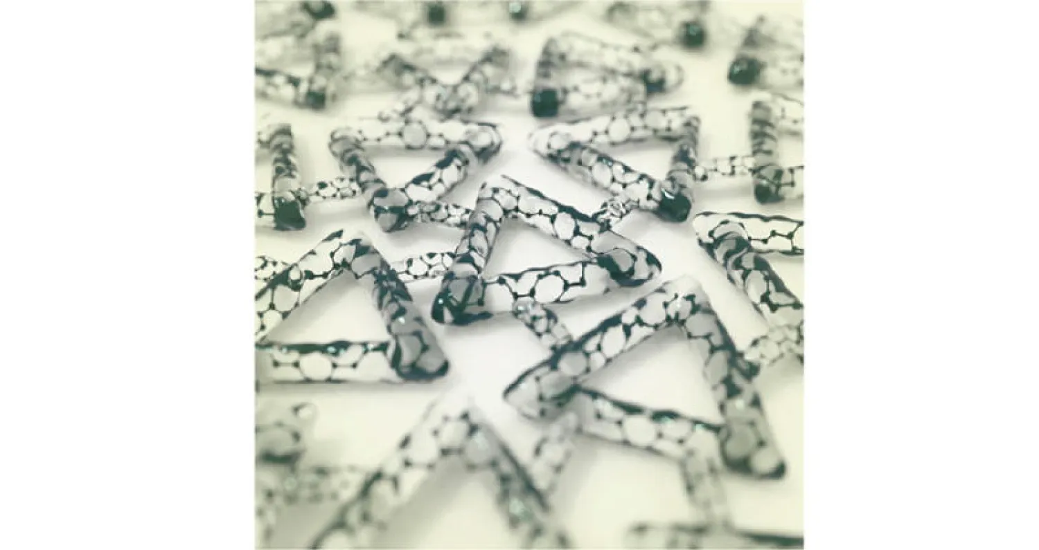 بعد 48 ساعة من الاستخدام المتواصل  لم تتدهور الأغشية وتحملت التعرض لمواد قاسية