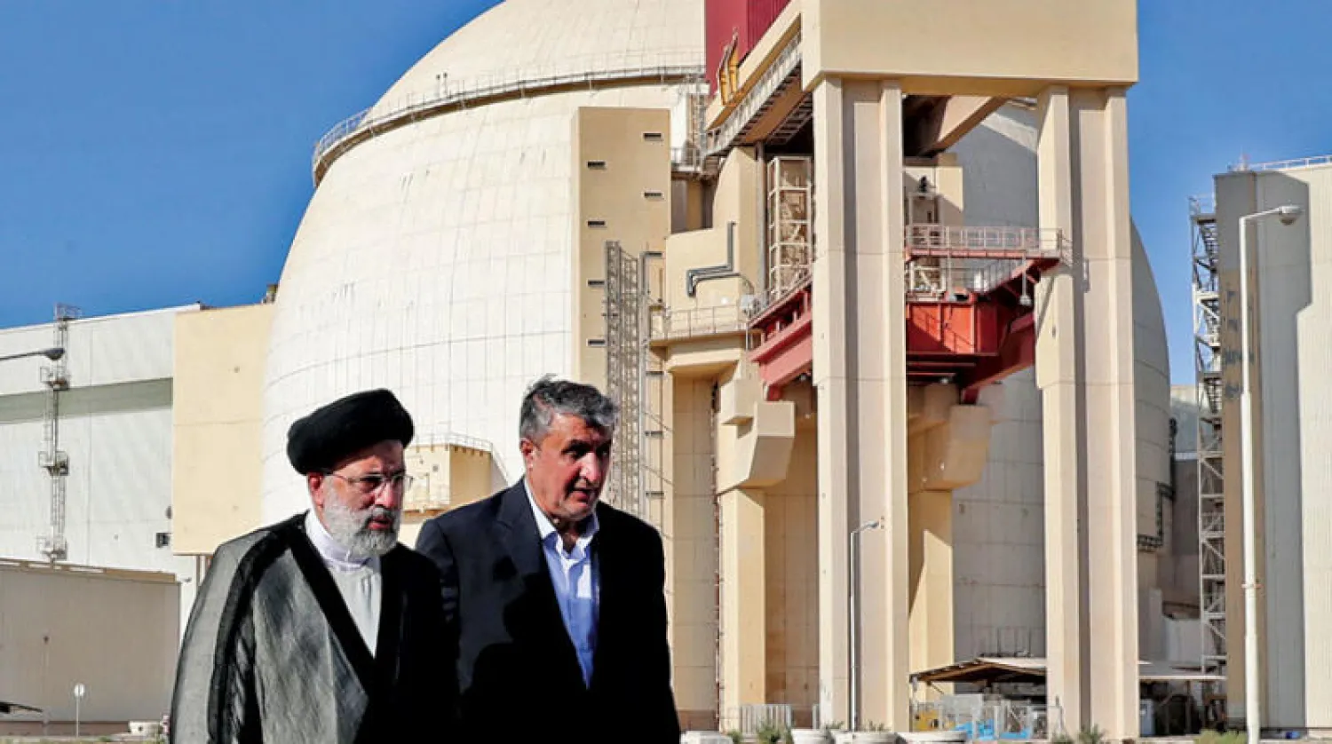 إبراهيم رئيسي ومحمد إسلامي في زياة لمنشأة «بوشهر» النووية الإيرانية (أ.ف.ب)