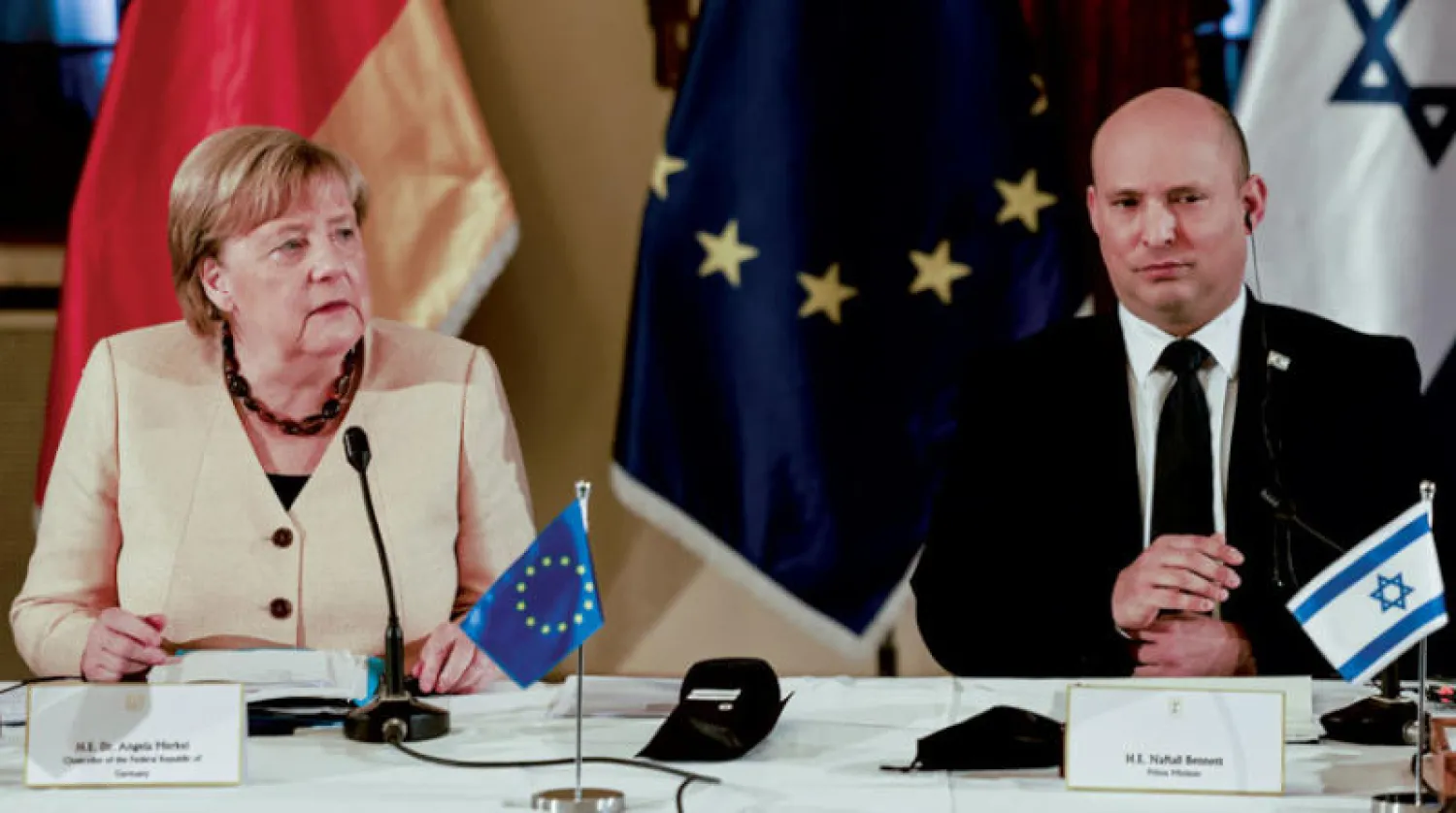 رئيس الوزراء الإسرائيلي نفتالي بنيت خلال لقائه المستشارة الألمانية أنجيلا ميركل في القدس أمس (أ.ب)