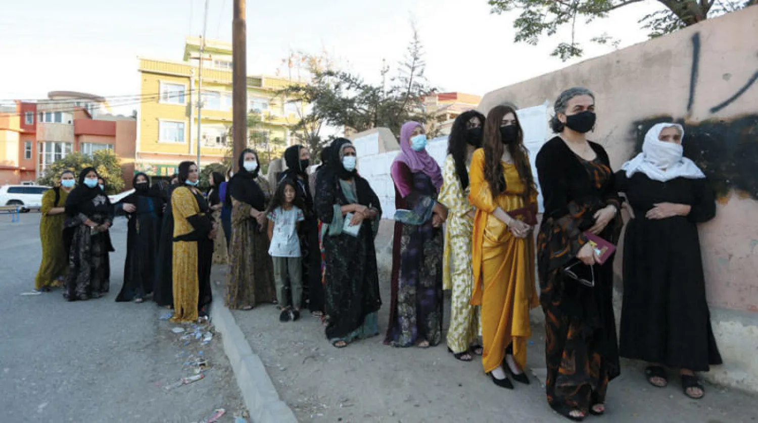 طابور من الناخبات أمام مركز اقتراع في دهوك أمس (رويترز)