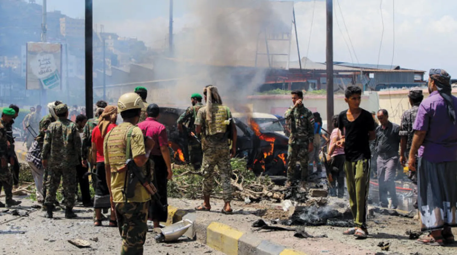 نيران تشتعل داخل سيارة انفجرت بمديرية التواهي في عدن أمس (رويترز)