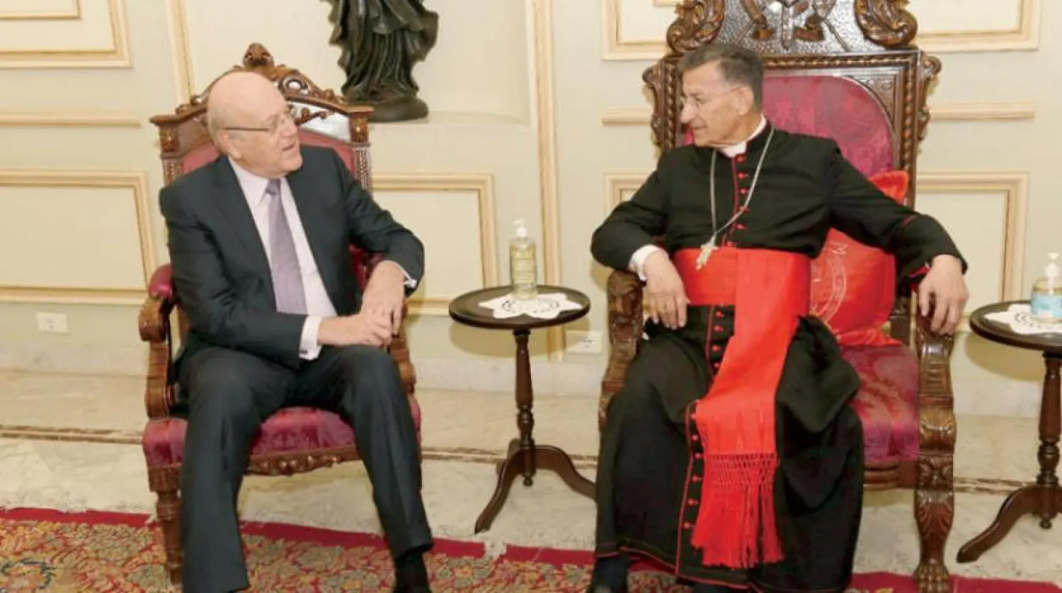 عیسائی رہنماء کو کل صدر نجیب میقاتی کا استقبال کرتے ہوئے دیکھا جا سکتا ہے (دلاتی اور نہرا)