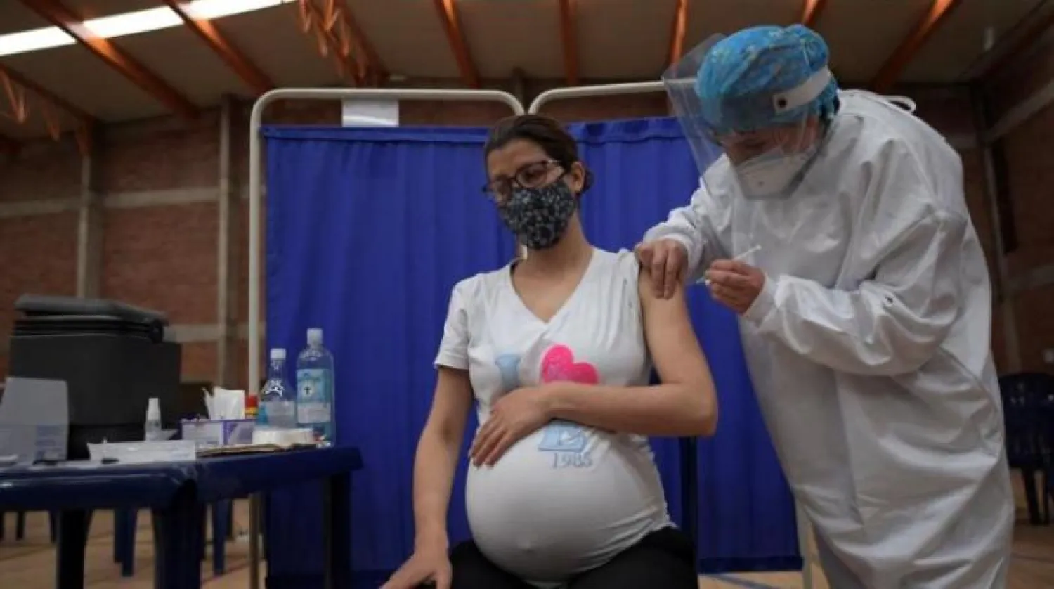 امرأة حامل تتلقى جرعة من لقاح مضاد لفيروس «كورونا» (أ.ف.ب)
