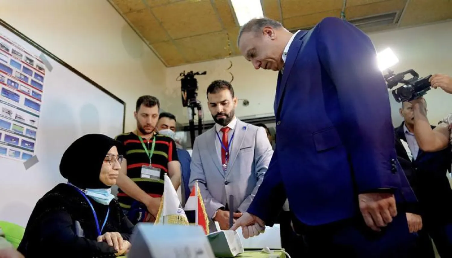 رئيس الوزراء العراقي مصطفى الكاظمي خلال الإدلاء بصوته في مركز للاقتراع ببغداد (أ.ف.ب)