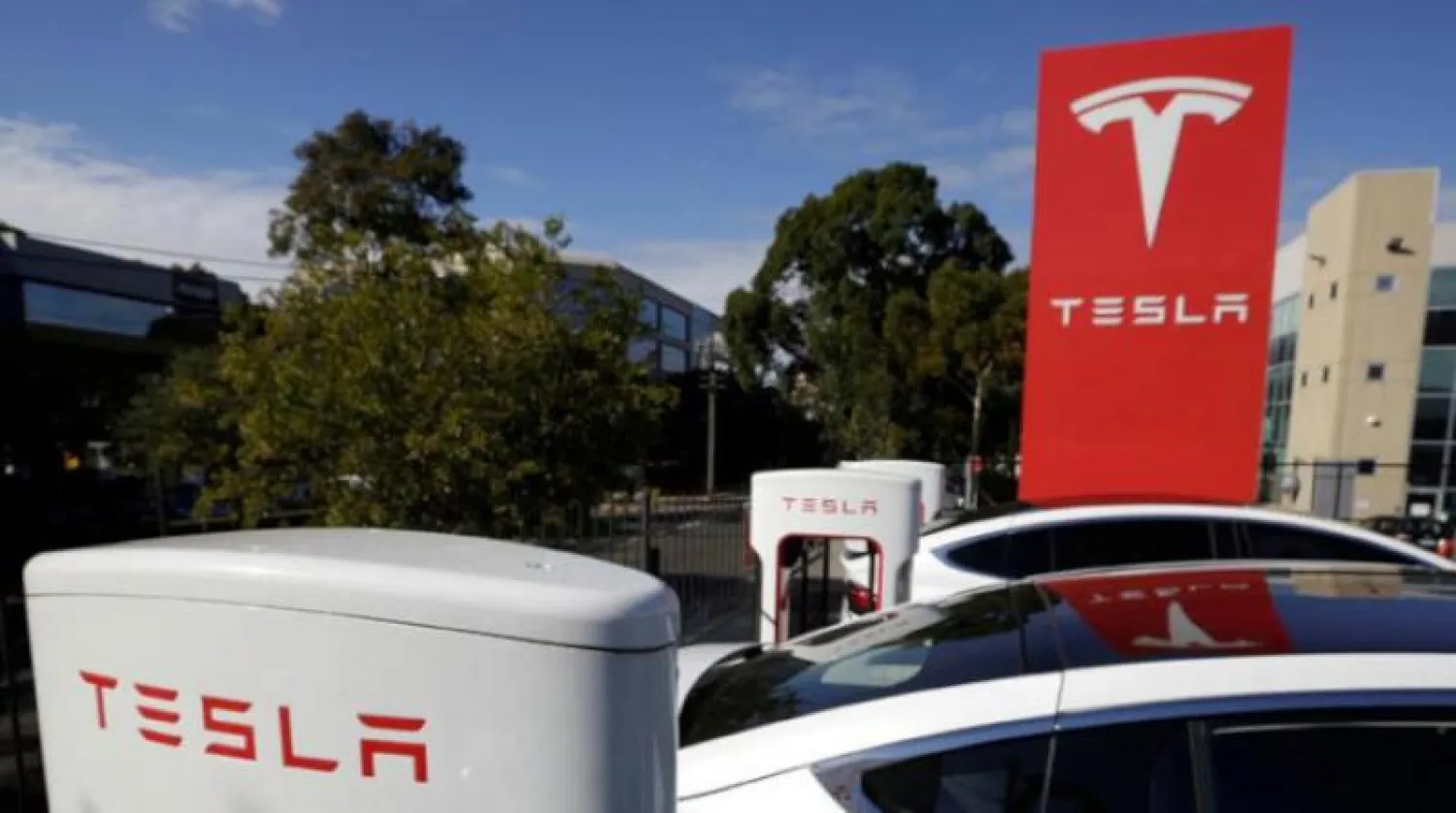 شركة «تسلا» لصناعة السيارات والبطاريات الكهربائية (رويترز)