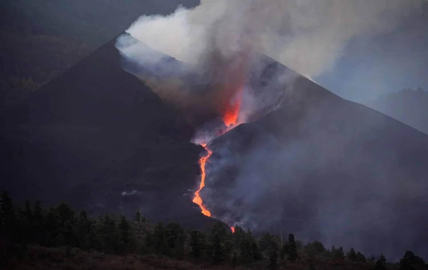 The Cumbre Vieja volcano continues to erupt on the Canary Island of La Palma, as seen from Tajuya, Spain, October 10, 2021. (Reuters)