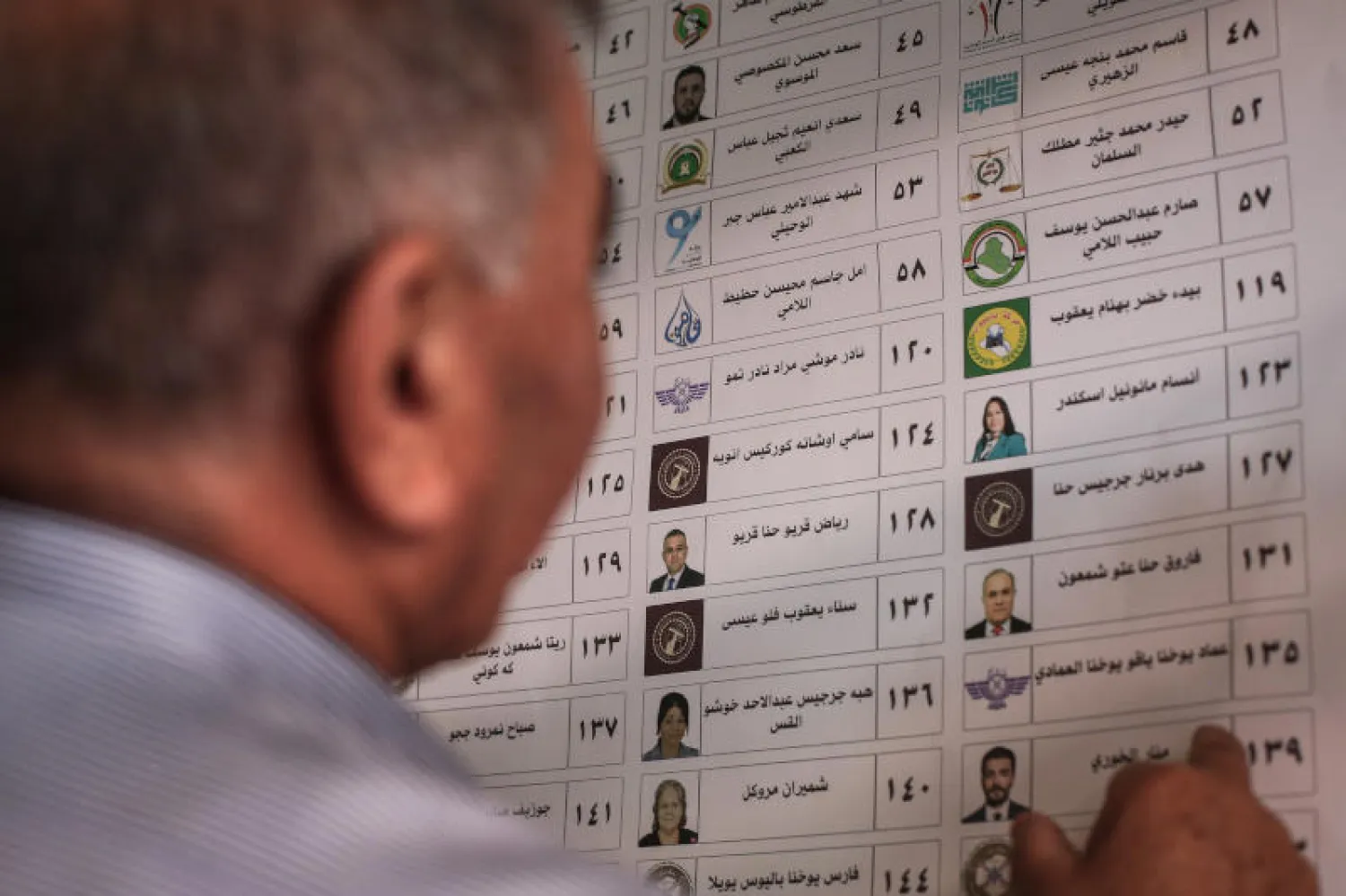 مواطن عراقي يصوت داخل لجنة انتخابية في بغداد (د.ب.أ)