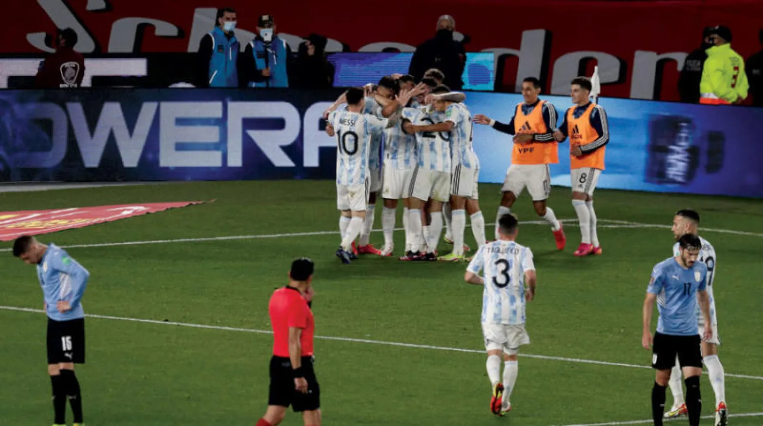 أفراح في الأرجنتين وأحزان في أوروغواي (أ.ف.ب)