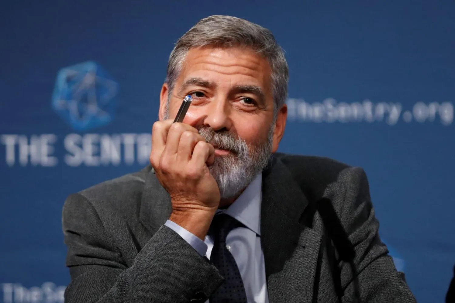 George Clooney, 2019'da Londra'da düzenlenen basın toplantısında gazetecilerin kendisine yönelttiği soruları yanıtlamıştı (AP)