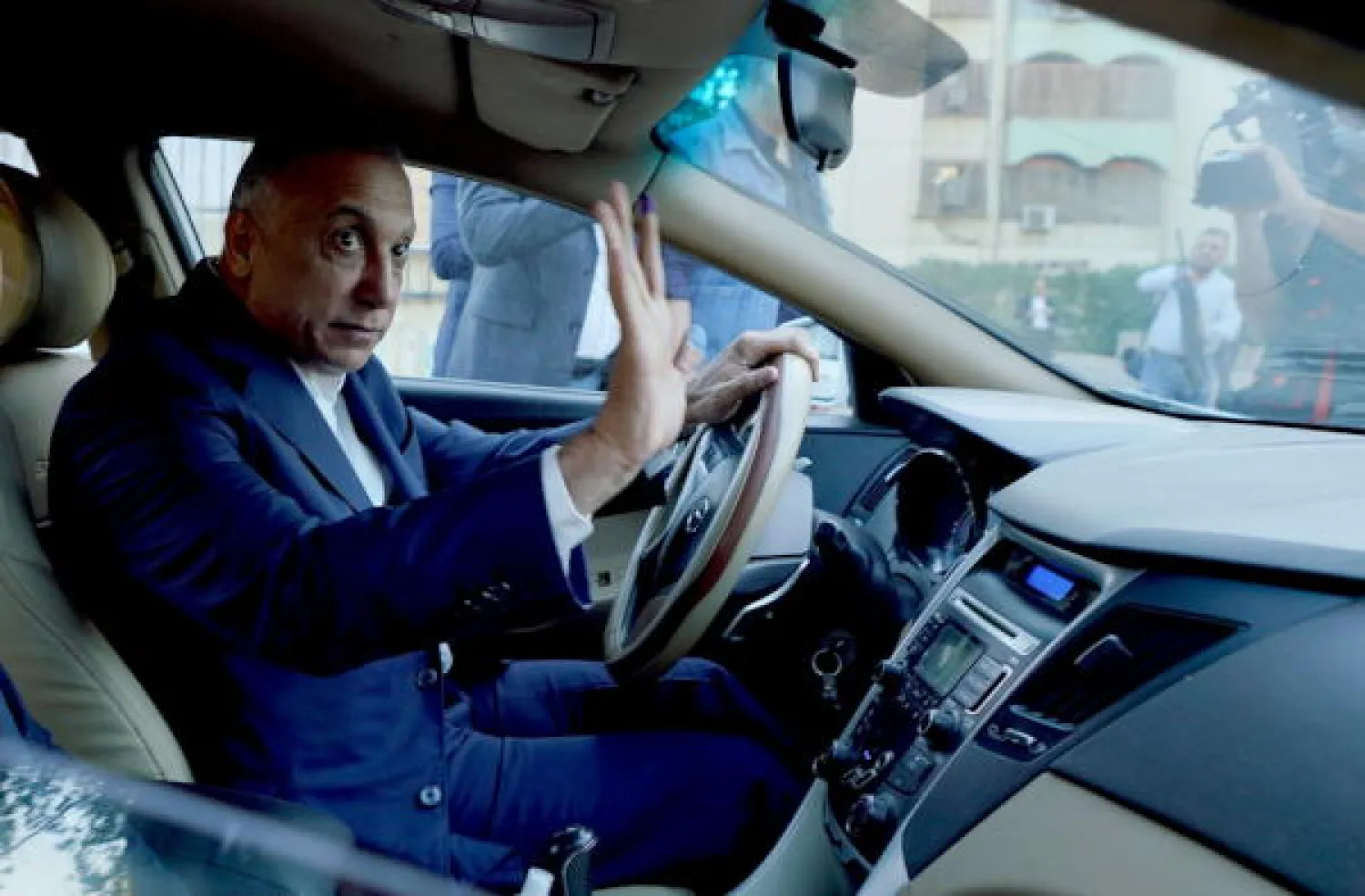 رئيس الوزراء العراقي مصطفى الكاظمي يغادر مركز اقتراع بالمنطقة الخضراء ببغداد بعد الإدلاء بصوته (رويترز)