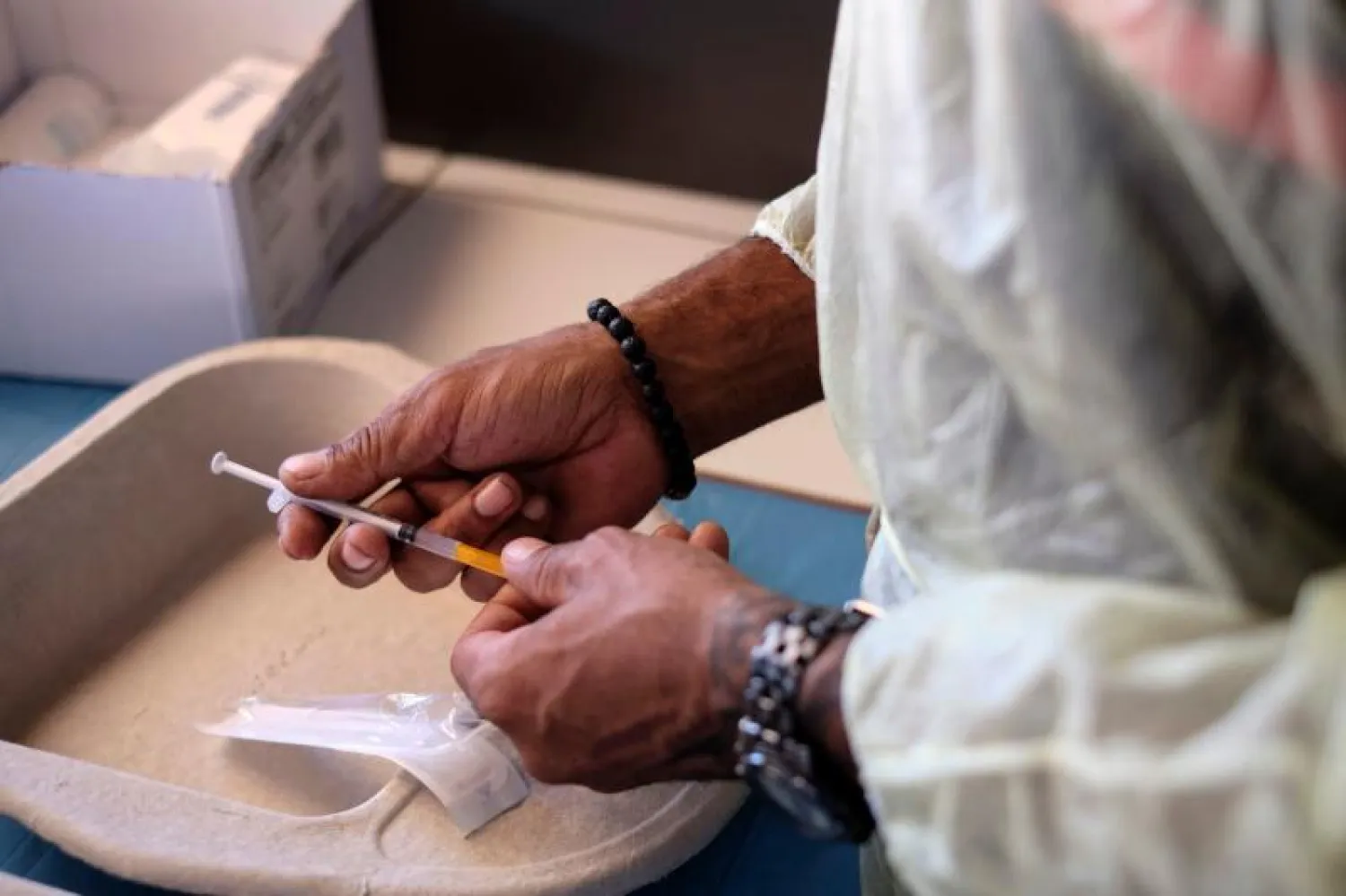 ممرض يحضر جرعة من لقاح فيروس كورونا فى فرنسا(ا.ف.ب)