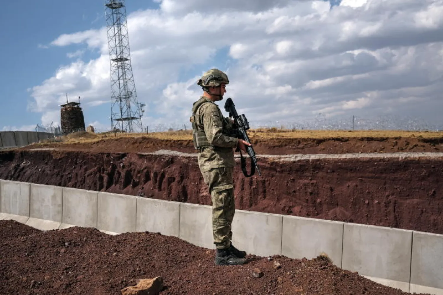 جندي تركي بجانب جدار أمني على الحدود مع إيران (أرشيفية - إ.ب.أ)