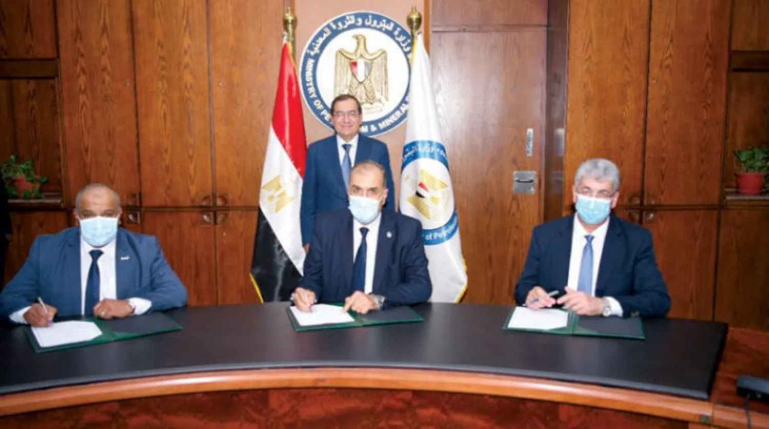 Egypt’s Ennpi and Petrojet signed an MoU worth 6 billion Egyptian pounds with Assiut Oil Refining Company to develop a new atmospheric distillation unit. (Asharq Al-Awsat)