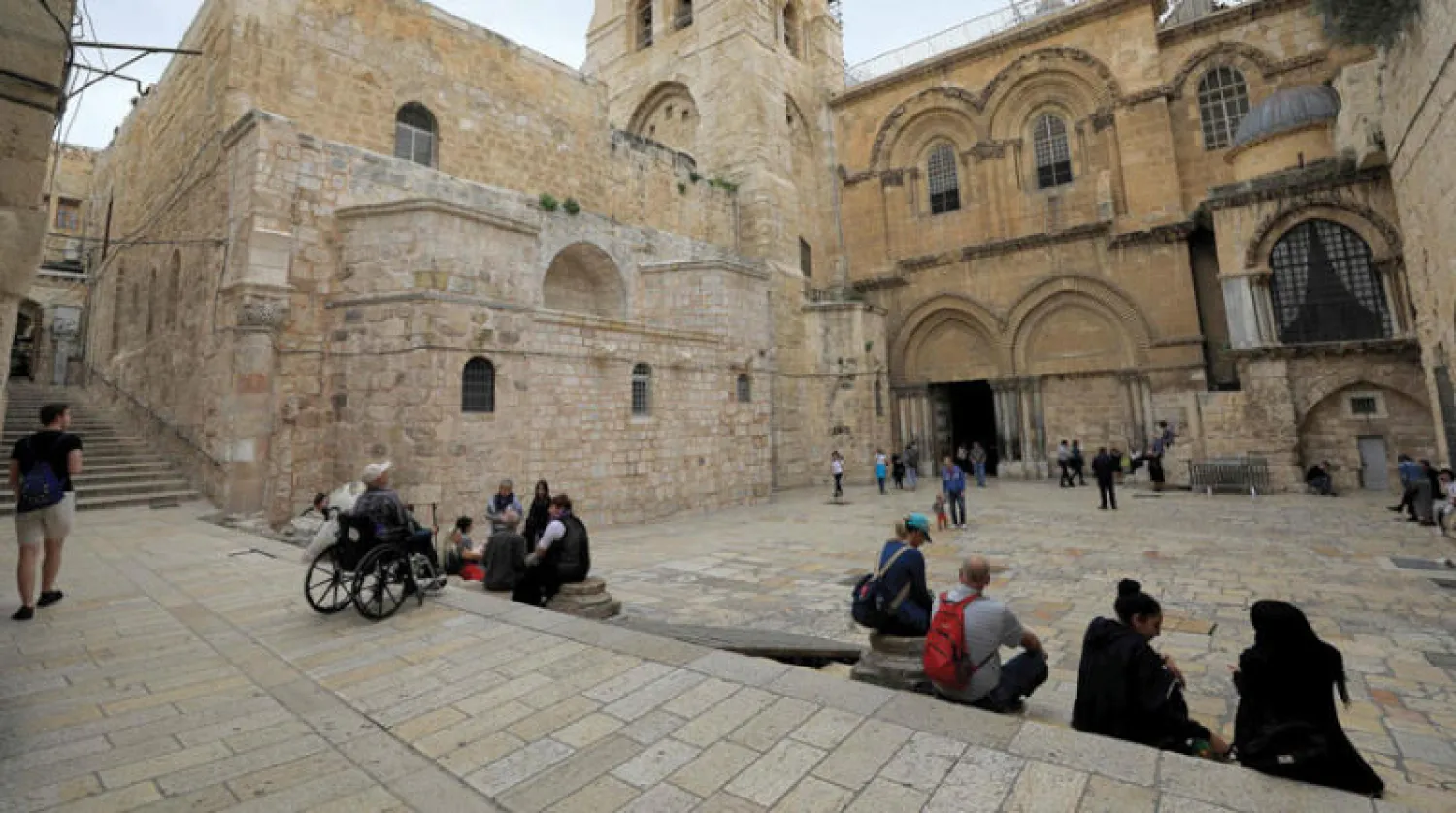 زوار كنيسة في القدس... في وقت فرضت السلطات الصحية الاسرائيلية قيوداً صارمة بسبب جائحة كورونا (أ.ف.ب)