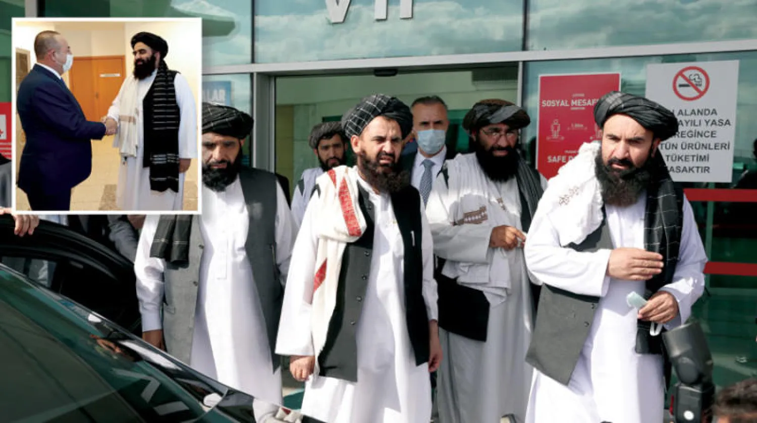 وفد {طالبان} برئاسة القائم بأعمال وزير خارجيتها أمير متقي بدأ أمس زيارة لأنقرة (أ.ب) - جاويش أوغلو ومتقي أمس (إ.ب.أ)