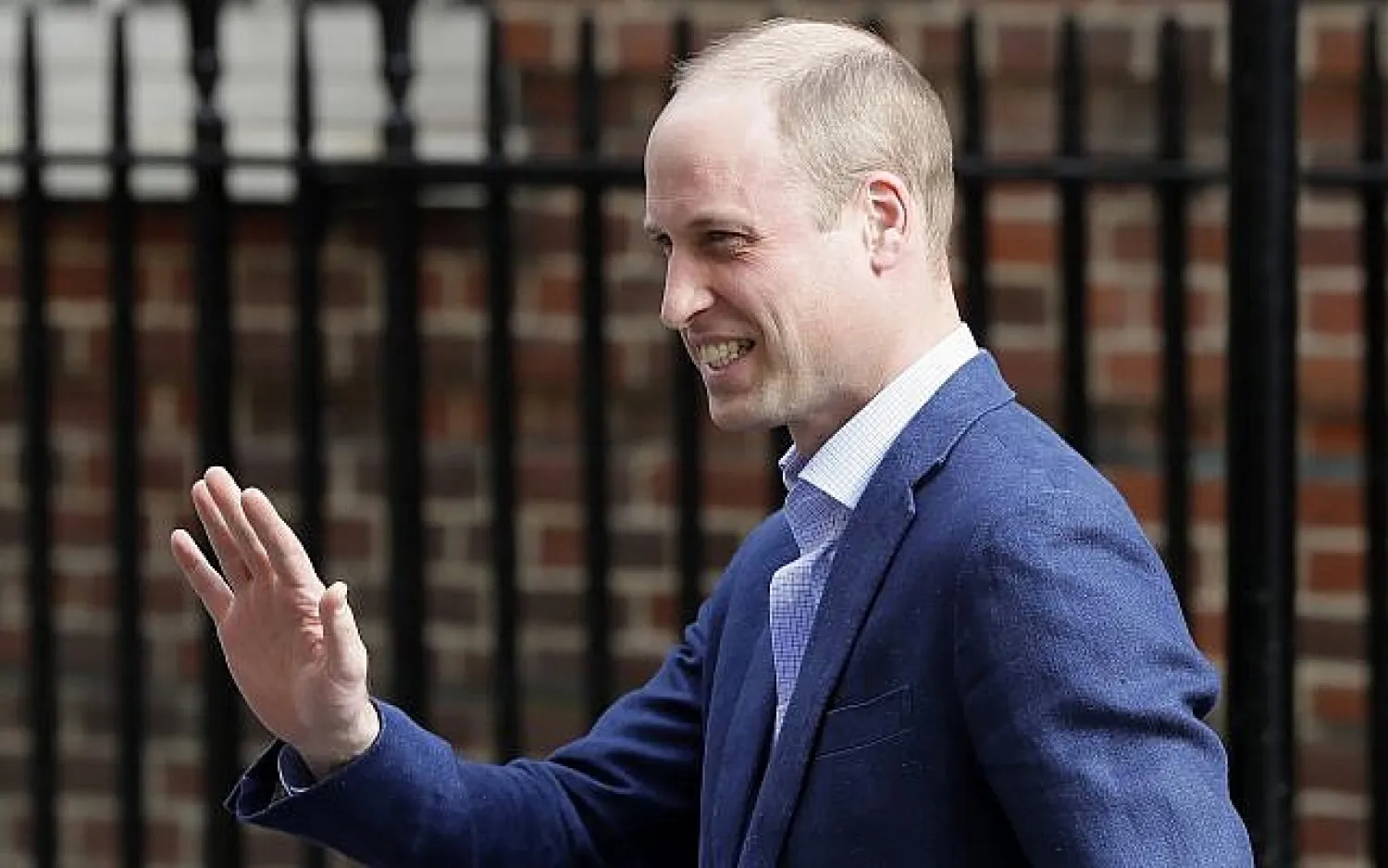 Britain's Prince William waves as he leaves the Lindo wing at St Mary's Hospital in London London, Monday, April 23, 2018. (AP Photo/ Kirsty Wigglesworth)
