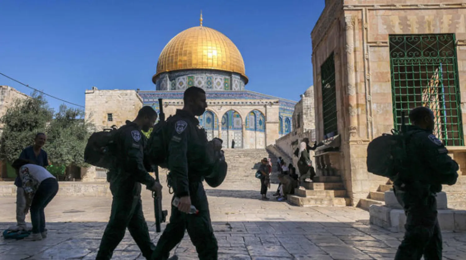 قوات أمنية إسرائيلية أمام مسجد قبة الصخرة أثناء زيارة ليهود متدينين (أ.ف.ب)