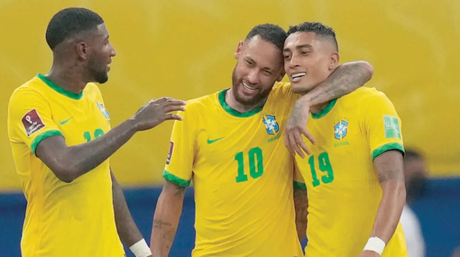 لاعبو البرازيل والفوز على أوروغواي وفرحة قرب التأهل للمونديال (أ.ب)