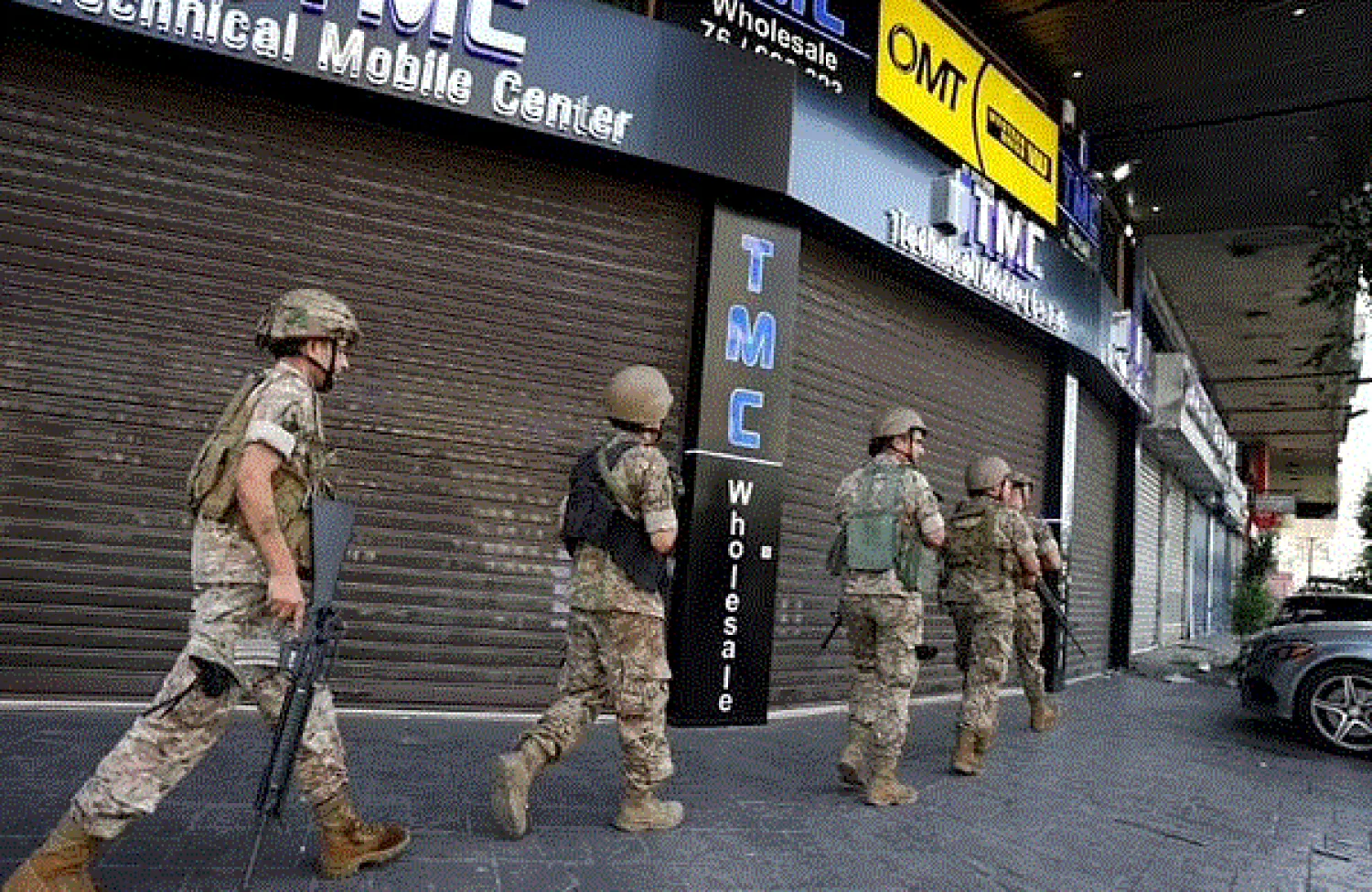 Soldiers advance in the Beirut neighborhood of Tayouneh, during the deadliest sectarian unrest that Lebanon has seen in years - AFP