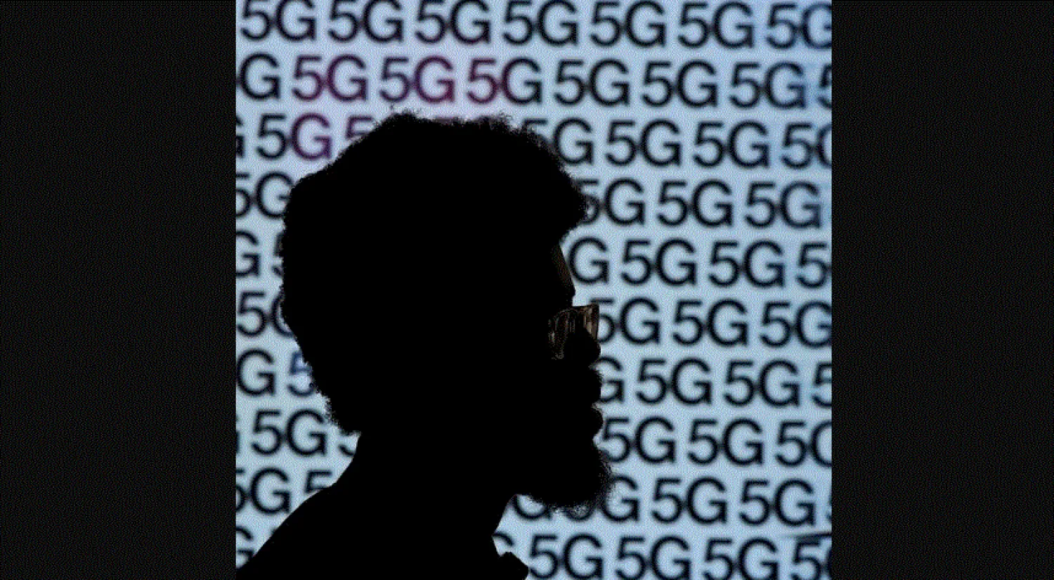 A man walks past an advertisement promoting the 5G data network at a mobile phone store in London, Britain, January 28, 2020. REUTERS/Toby Melville/File Photo
