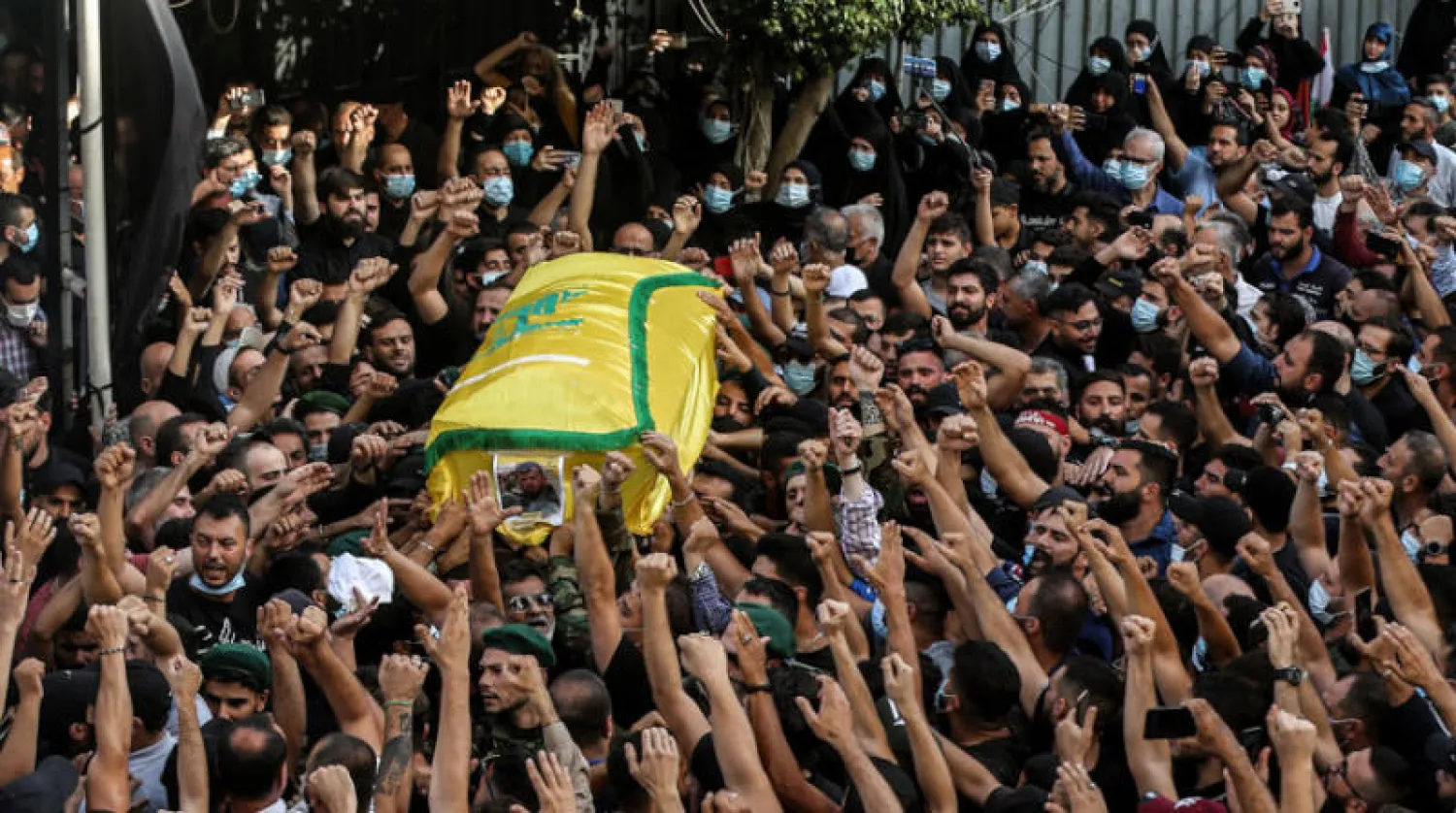 من تشييع أحد عناصر «حزب الله» في الضاحية الجنوبية لبيروت أمس (د.ب.أ)