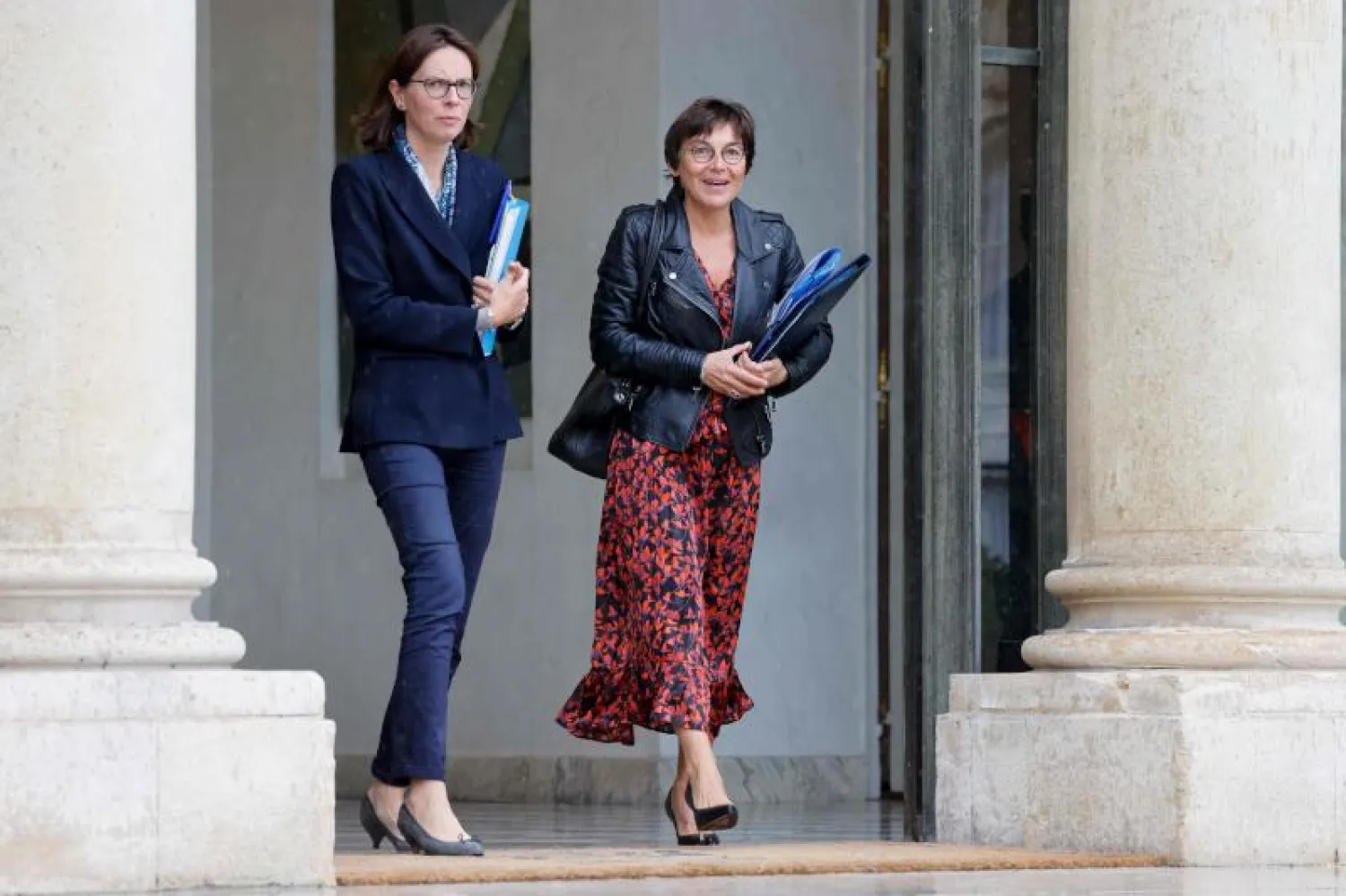 وزيرة البحار الفرنسية أنيك جيراردان  - يمين - ووزيرة التحول والخدمات العامة أميلي دو مونشالان (أ.ف.ب)