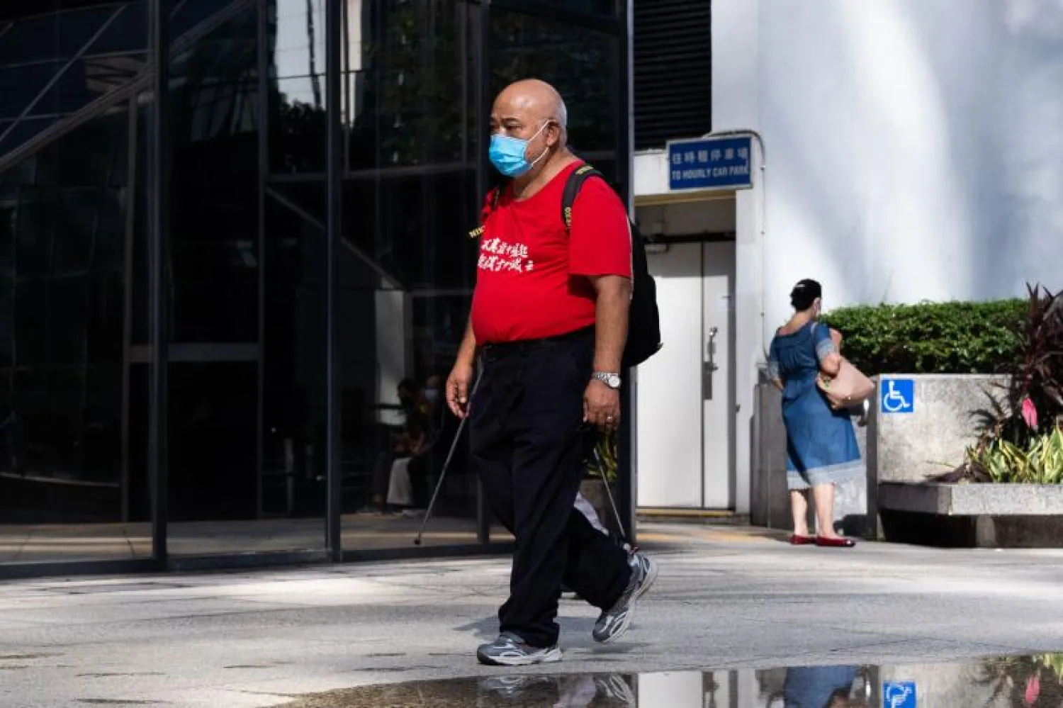 الناشط تشانغ كين شينغ يصل إلى المحكمة في هونغ كونغ (أ.ف.ب)