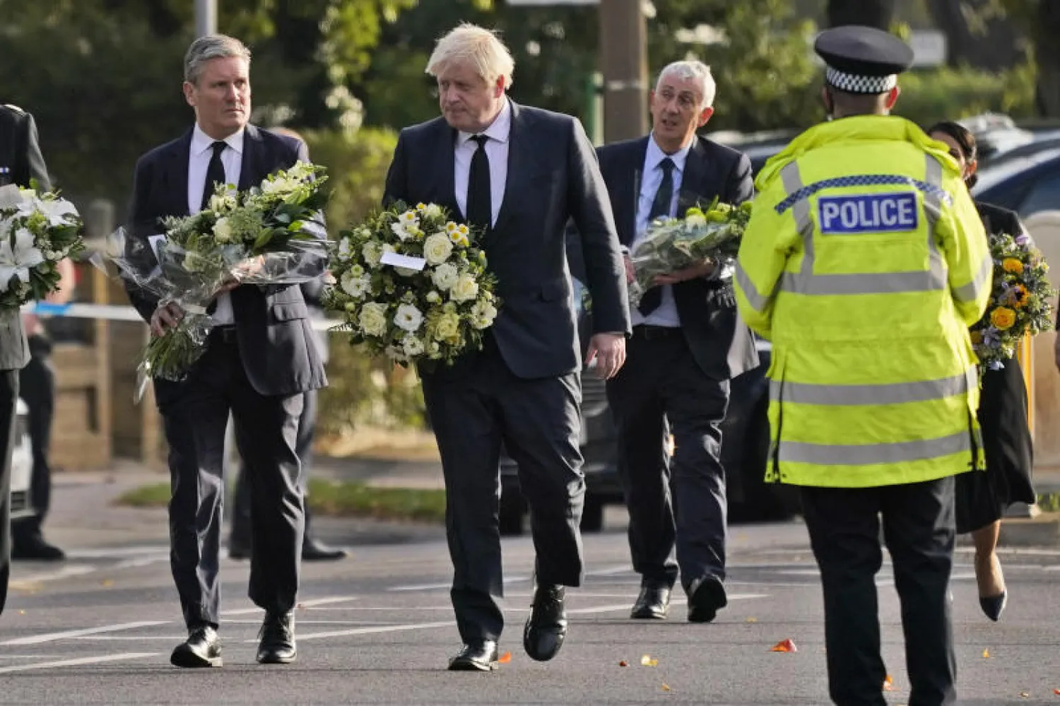 رئيس الوزراء البريطاني بوريس جونسون وزعيم حزب العمال كير ستارمر يصلان إلى مكان مقتل النائب ديفيد أميس (أ.ب)