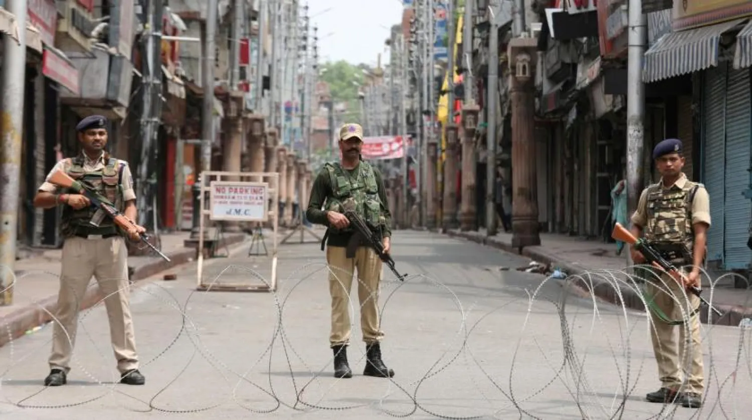 Indian security personnel stand guard along a deserted street during restrictions in Jammu, August 5, 2019. REUTERS/Mukesh Gupta
