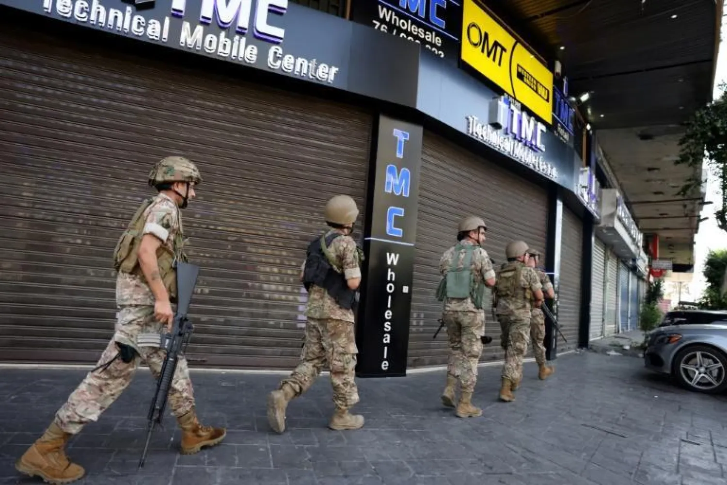 Soldiers advance in the Beirut neighborhood of Tayouneh, during the deadliest sectarian unrest that Lebanon has seen in years. (AFP/JOSEPH EID)